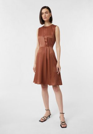 Robe sans manches en satin d'un rich brown avec un col rond, des détails plissés, une silhouette en A et une longueur mi-mollet.