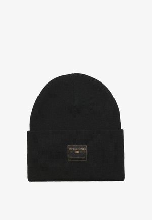 Zwarte gebreide beanie met een omgeslagen rand. Heeft een rechthoekig leren label met ingedrukte tekst. De textuur is geribbeld en rekbaar.