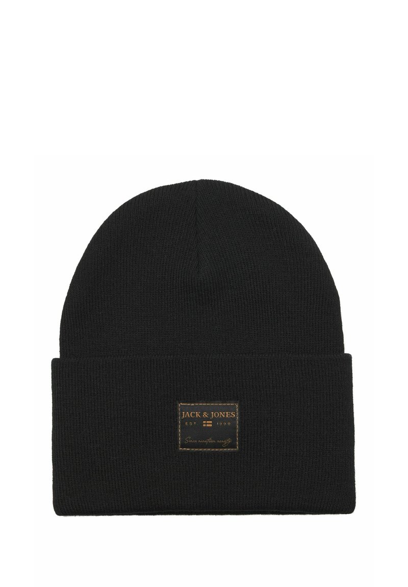 Zwarte gebreide beanie met een omgeslagen rand. Heeft een rechthoekig leren label met ingedrukte tekst. De textuur is geribbeld en rekbaar.