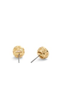 Orecchini a perno tono oro con un design arrotondato, caratterizzati da dettagli intricati e un perno in metallo per una vestibilità sicura. La superficie appare liscia e lucida.