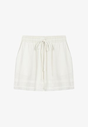 Białe, lekkie spodenki wykonane z pomarszczonego materiału. Elastyczny pasek w talii ze sznurkiem, boczne kieszenie i luźny krój.