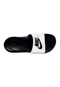 Svart og hvit sklisandal med en teksturert svart fotbed. Har en bred hvit stropp med en svart Nike-logo sentrert på den.