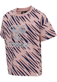 Rosa kortärmad T-shirt med marinblå och röda diagonala ränder, med en silverlogotyp och texten "Hummel" fram. Mjuk bomullsmaterial.