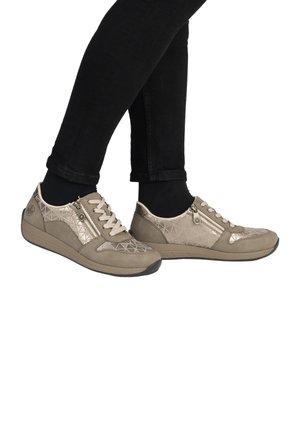 Baskets beiges avec un motif géométrique, un design à lacets et une fermeture éclair sur le côté. Matériau doux, semelle plus foncée contrastante et accents texturés.