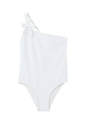 Maillot de bain blanc asymétrique à une épaule, en tissu texturé, avec une fleur décorative en tissu sur la bretelle unique.