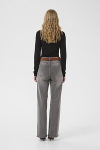 Grå, høytlivs jeans med rette ben, utstyrt med et brunt belte, to baklommer og synlige sømmer. Modellen vist bakfra.