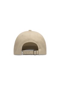 Gorra de béisbol color canela con una corona redondeada, tira ajustable en la parte posterior y un botón en la parte superior. Textura de tela suave sin patrones.