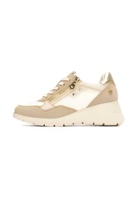 Zapatilla deportiva beige y crema con acentos dorados, tejido texturizado, cordones y detalle de cremallera lateral; suela gruesa y ligera con patrones de tracción.