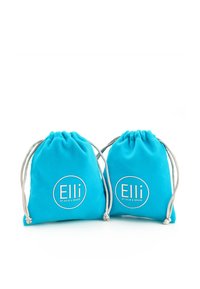 Dos bolsas de tela turquesa con cordón, hechas de un tejido suave, que presentan la leyenda en blanco "Elli by Julie & Grace" dentro de diseños circulares.