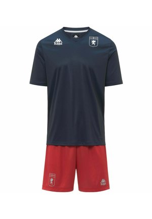 Maglia sportiva blu navy a maniche corte con loghi bianchi e pantaloncini rossi con loghi bianchi e stemmi coordinati.