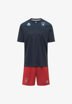 Maglia sportiva blu navy a maniche corte con loghi bianchi e pantaloncini rossi con loghi bianchi e stemmi coordinati.