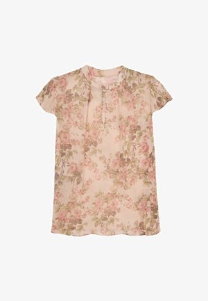 Korte mouw blouse van lichtroze stof met een bloemenpatroon en groene accenten. Sleutelgat halslijn met een klein knoopdetail.