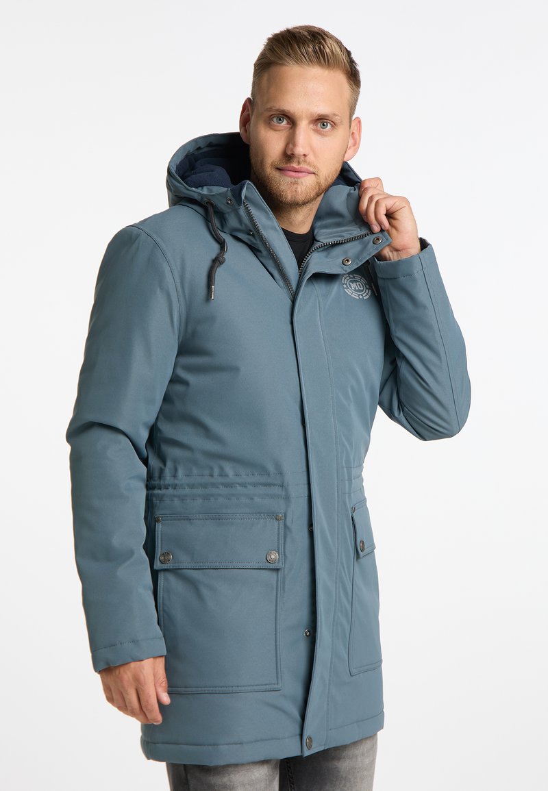 Giacca da uomo di lunghezza media in blu, con cappuccio, chiusura con zip, vita elastica, due tasche frontali e logo sul petto. Tessuto testurizzato.