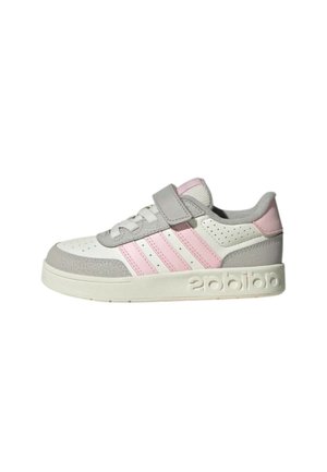 Baskets blanches et grises avec trois bandes roses, une bride Velcro grise, côtés perforés et une semelle blanche épaisse.