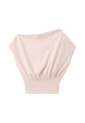 Hellrosa Kurzarmtop mit weitem Bootsausschnitt, geraffter Taille und figurbetontem, geripptem Bund, flach auf weißem Hintergrund liegend.