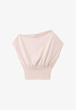 Svetloružové krátky rukáv top s širokým výstrihom do lode, nariaseným pásom a priliehavým rebrovaným pásom, položený na bielom pozadí.