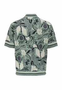 Chemise à manches courtes avec un motif floral abstrait vert atténué et gris, et un bord en zigzag sur les manches et l'ourlet.