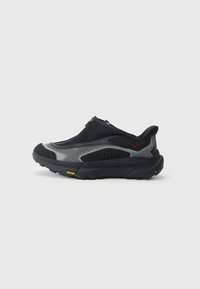 Chaussures pour hommes à enfiler avec une tige en mesh noir, une semelle en caoutchouc et des accents textiles gris. Présente un logo Vibram sur la semelle et un design épuré.