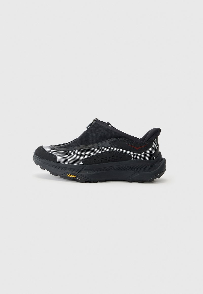 Chaussures pour hommes à enfiler avec une tige en mesh noir, une semelle en caoutchouc et des accents textiles gris. Présente un logo Vibram sur la semelle et un design épuré.