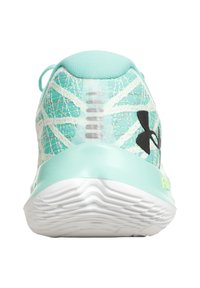 Scarpa sportiva blu chiaro con tomaia in rete testurizzata e dettagli bianchi, suola ammortizzata e linguetta sul tallone sagomata per supporto.