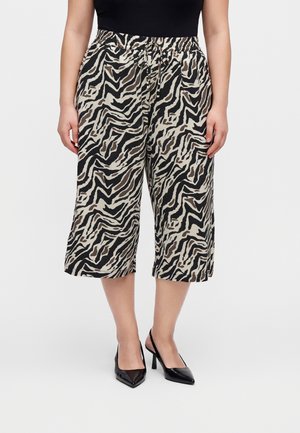 ONLY Carmakoma CARELITE CULOTTE PANTS - Shorts - black
