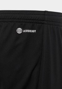 Pantalones cortos deportivos negros con marca AEROREADY, que presentan una textura suave y una cinturilla elástica, diseñados para la gestión de la humedad.