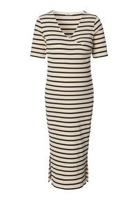 Gestreepte midi-jurk in beige en zwart, gemaakt van ribbelstof. Kenmerken zijn een v-hals, korte mouwen en zijsplitten voor bewegingsgemak.