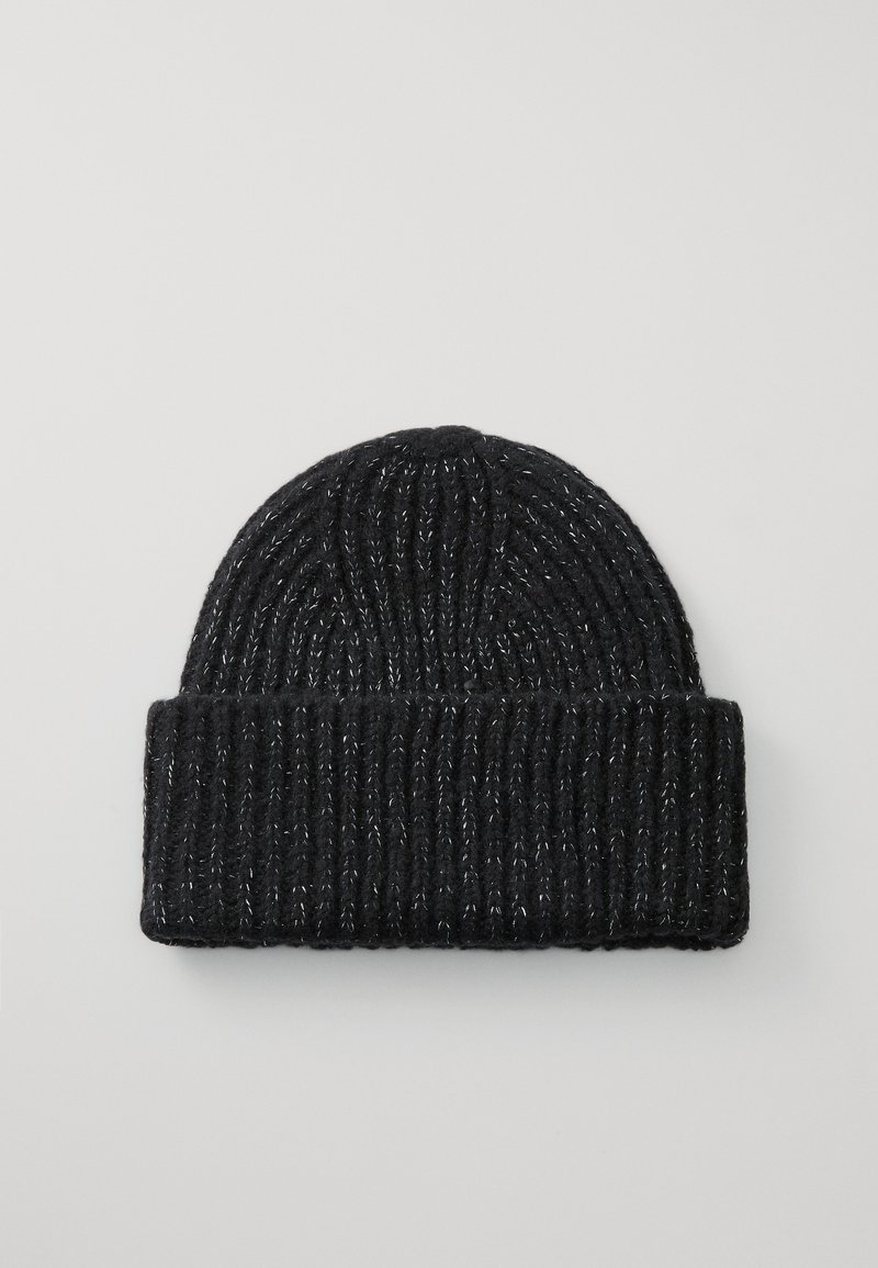 Căciulă tricotată neagră, cu textură ribbed și margine întoarsă. Fabricată din lână moale, ușor strălucitoare. Design cu coroana circulară.