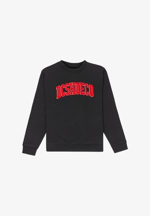 Czarny sweatshirt z prążkowanymi mankietami i dołem, z wyszywanym na bold czerwonym napisem "DCSHOECO" na klatce piersiowej. Gładka tekstura.