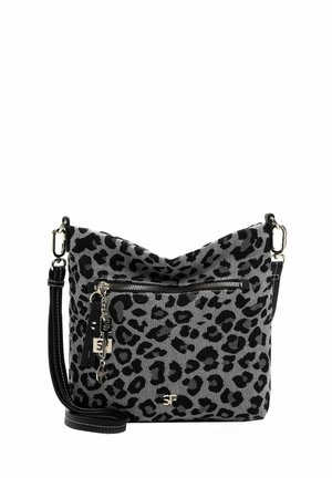 Grå skuldertaske med sort leopardprint, frontlomme med lynlås og dekorative vedhæng samt justerbar sort rem med metalspænder.
