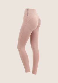 Leggings rosa a vita alta con tasca zip e cuciture sagomate. Texture liscia e design aderente per una silhouette slanciata.
