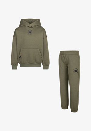Sweat à capuche vert olive avec une poche avant et un logo, associé à un jogging assorti avec une taille élastique et un détail de logo. Texture de tissu douce.