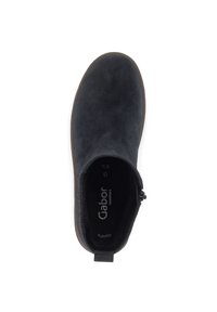 Zapato slip-on de ante azul oscuro para mujer con suela marrón y plantilla de marca, visto desde arriba sobre un fondo blanco.