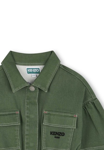 Veste en denim verte avec un col, deux poches poitrine et un logo noir "KENZO PARIS". Présente des coutures visibles et une texture subtile.