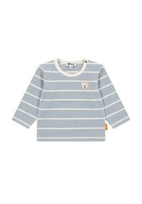 Lichtblauw langarm shirt met witte strepen, ronde halslijn, kleine berenpatch op de borst en een gele merklabel aan de zijkant.