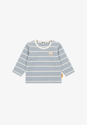 Helles blaues Langarmshirt mit weißen Streifen, Rundhalsausschnitt, kleinem Bärenaufnäher auf der Brust und gelbem Markenetikett an der Seite.