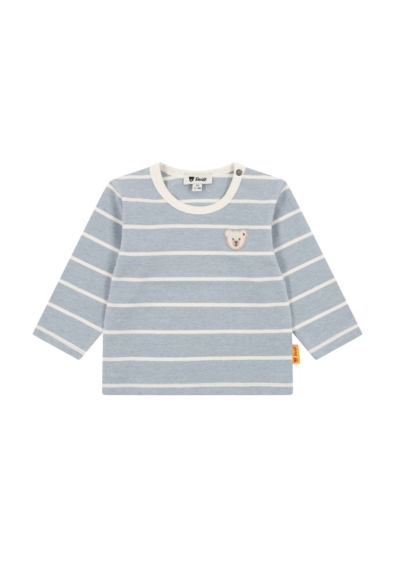 Lichtblauw langarm shirt met witte strepen, ronde halslijn, kleine berenpatch op de borst en een gele merklabel aan de zijkant.