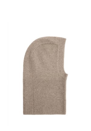 Cagoule beige en tricot avec une texture côtelée sur la moitié inférieure et un tricot lisse sur la moitié supérieure, conçue pour couvrir la tête et le cou.