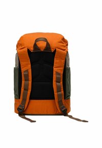 Sac à dos orange et vert avec dos rembourré, tissu en maille, bretelles brunes réglables et poches latérales. Il dispose d'une poignée supérieure pour le transport.