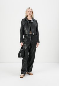 JDY JDYMOXY JACKET - Imitert skinnjakke - black