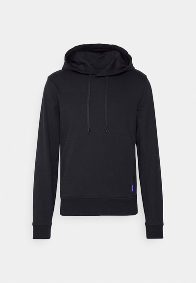 Hoodie preto feito de um tecido suave, com capuz ajustável por cordão, mangas longas e punhos e bainha canelados. Pequeno logótipo em destaque na lateral.