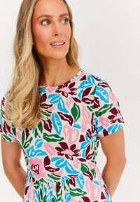 Šaty s krátkým rukávem s květinovým vzorem v růžové, modré, zelené a vínové barvě na světlém pozadí; kulatý výstřih a nařasený pas.