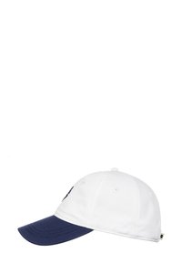 Gorra de algodón blanca con visera azul marino. Cuenta con ojales de ventilación y una etiqueta en el lado. Diseño sencillo y estructurado adecuado para el uso casual.