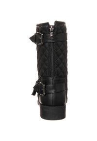 Bota de cuero negro acolchada con cierre de cremallera, dos hebillas ajustables y suela texturizada. Llega a la mitad de la pantorrilla y cuenta con un tacón resistente.