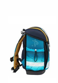 Rucksack mit blauem Verlauf, Netzgewebe, reflektierenden Akzenten und grafischem Design. Verfügt über Seitentaschen, verstellbare Träger und einen oberen Griff.