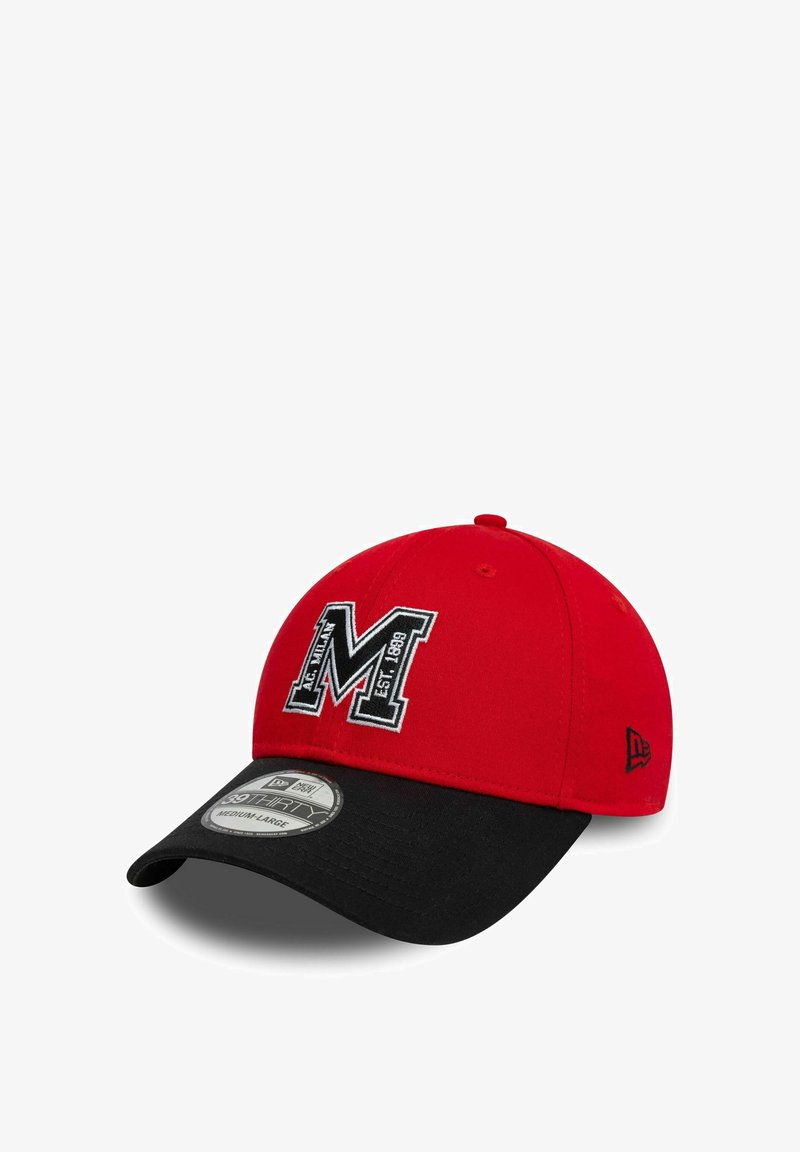 Rote Baseballmütze mit einem schwarzen Schirm, versehen mit einem gestickten weißen und schwarzen "M"-Logo und einem Etikett zur Größenangabe. Der Stoff hat eine glatte Textur.