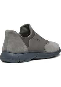 Sneaker grigio con una combinazione di suede e tessuto, forma rotonda, design a profilato basso, suola in gomma e cavigliera elastica per una facile calzata.