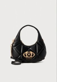 Svart quiltad handväska med ovalt guldfärgat emblem och kedjearmrem, med "Love Moschino"-logotyp på framsidan.