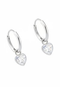 Orecchini a cerchio in argento caratterizzati da un pendente a forma di cuore in pietra preziosa trasparente, con una finitura lucida e un design compatto.