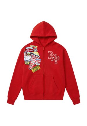 Sudadera con capucha roja con cremallera y logo "F&P" en el pecho derecho, con parches coloridos de gasolina y temas de viaje en el pecho izquierdo.